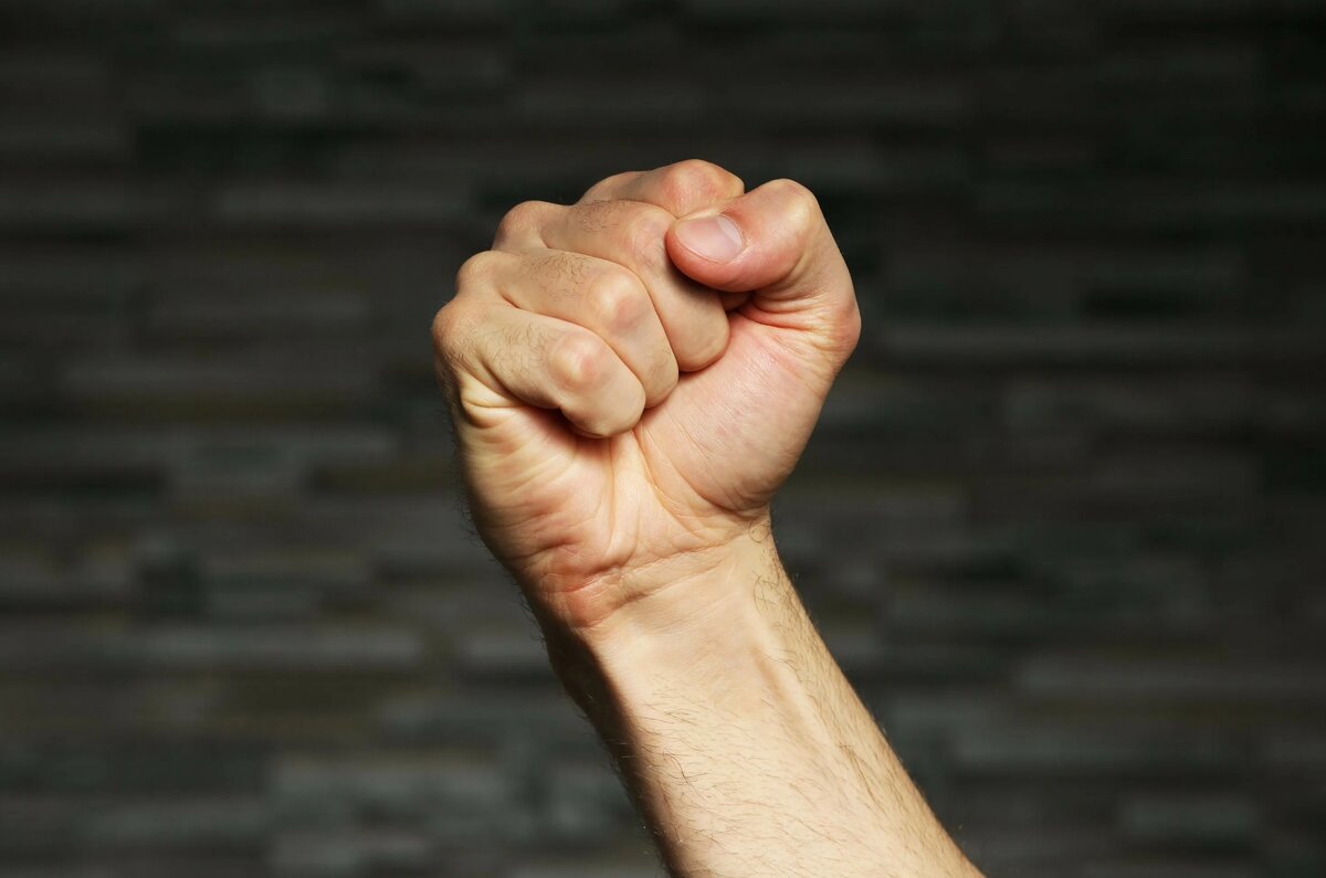 угрожающий рукой. показывает кулак. человек показывает кулак. угрожающий человек. человек грозит.