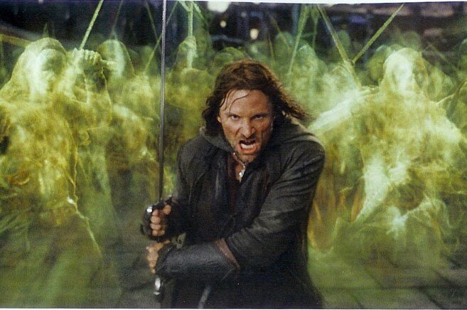 Арагорн во главе Армии мертвых по версии фильма (фото www.theonering.ru).