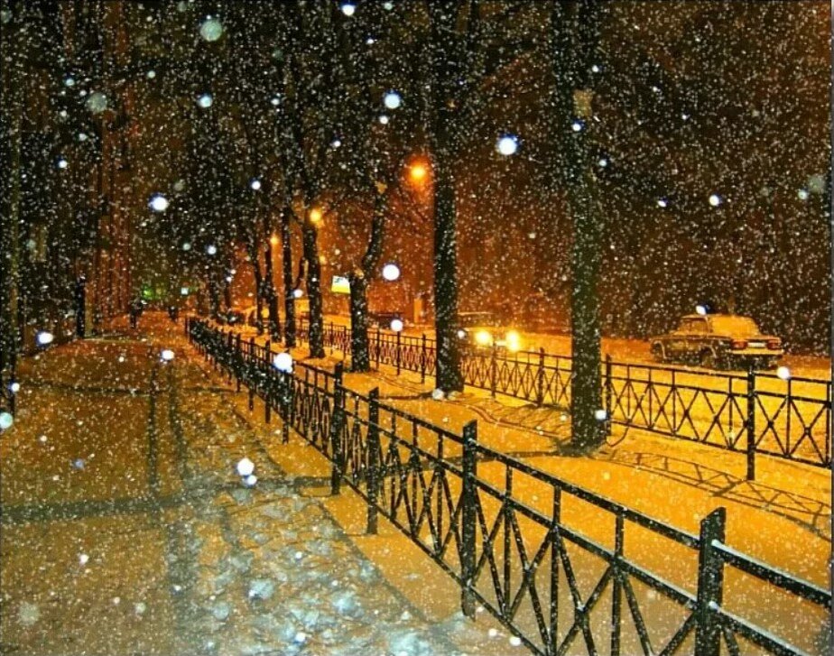 На город вечер упадет ледяной тенью. Снегопад в городе. Ночной снегопад в городе. Снег идет в городе. Падает снег в городе.