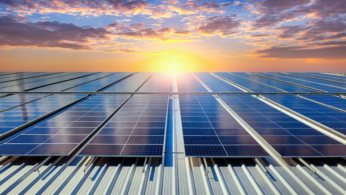 *Солнечная панель, расположенная на крыше