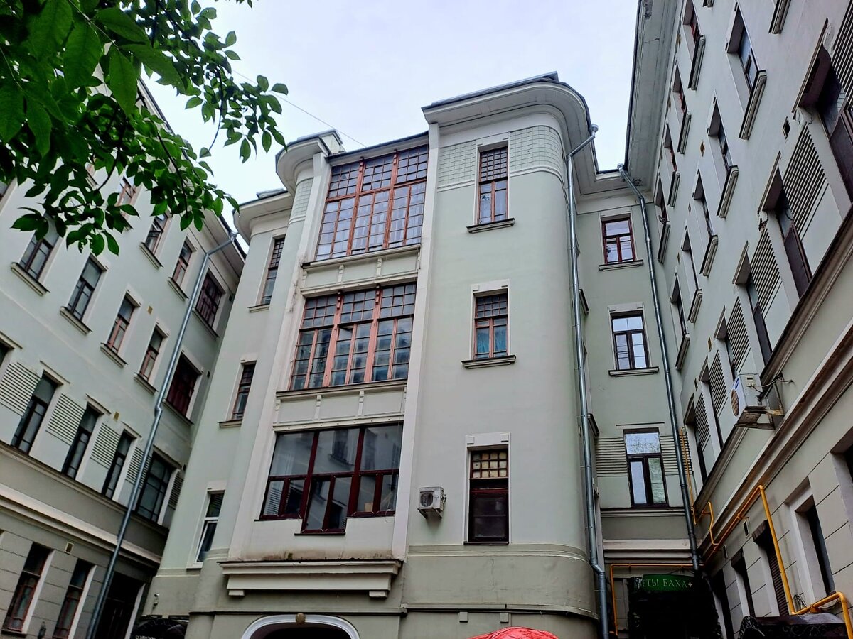 Дом, который сейчас всем известен как "булгаковский", до революции назывался доходным домом Пигита. Возведен он был в 1902-1903 гг. архитектором Э. Юдицким по заказу владельца табачной фабрики «Дукат» Ильи Пигита.