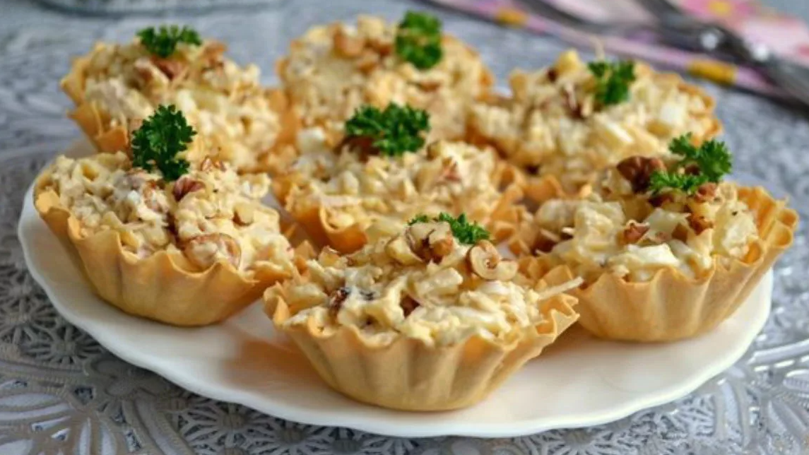 Закуска из тарталеток с начинкой - идеальный вариант для праздничного новогоднего стола. Сделать такую закуску быстро, просто и легко, главное - выбрать вкусную начинку.-7