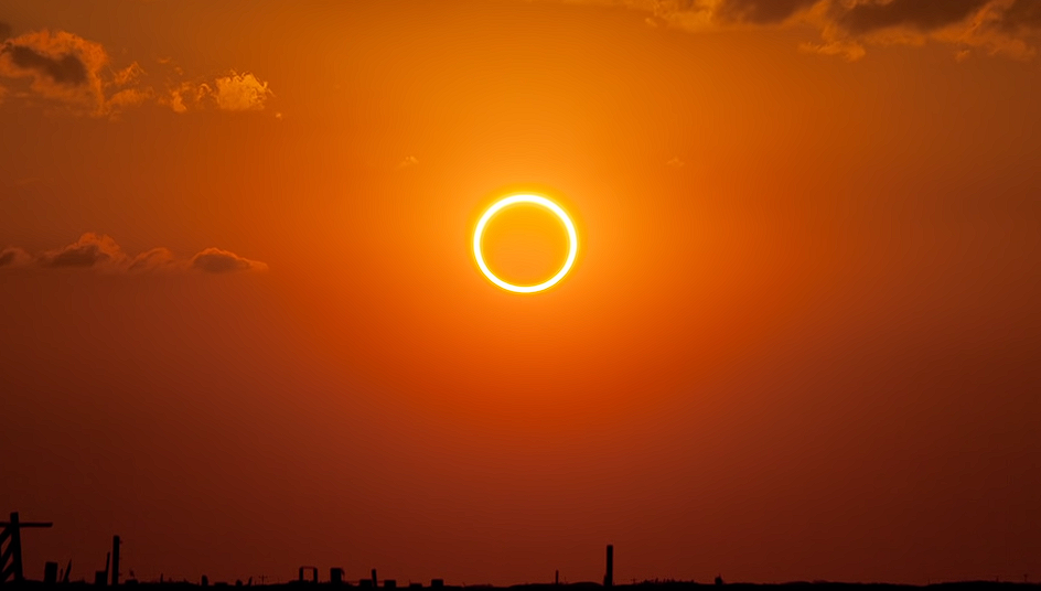 2- Луна и солнце "подогнаны" размерами друг под друга   Имеется ввиду то, что для наблюдателя на земле в небе луна и солнце одинакового размера.
Луна имеет эллиптическую орбиту вокруг земли то есть во время одного оборота по орбите расстояние Луны от Земли изменяется от 356 400 км в перигее до 406 700 км в апогее. В опровержение этого заблуждения можно привести солнечные затмения, их существует три вида; полные, частные, кольцеобразные и гибридные. Факт того, что не все они полные уже говорит о том, что для наблюдателя с земли солнце и луна не всегда имеют одинаковый размер 
