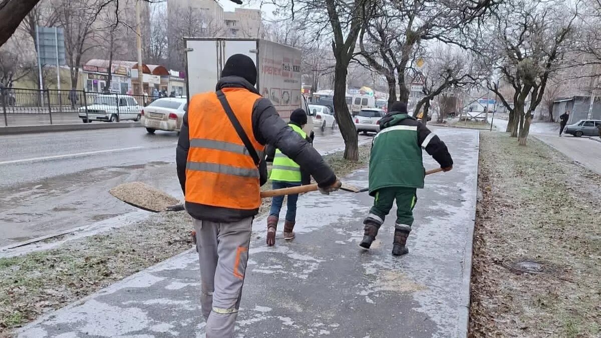     В Ростове-на-Дону распределенные по городу реагенты накрывает водой и поэтому появляется гололед, сообщили директор департамента ЖКХ города Станислав Марченко.