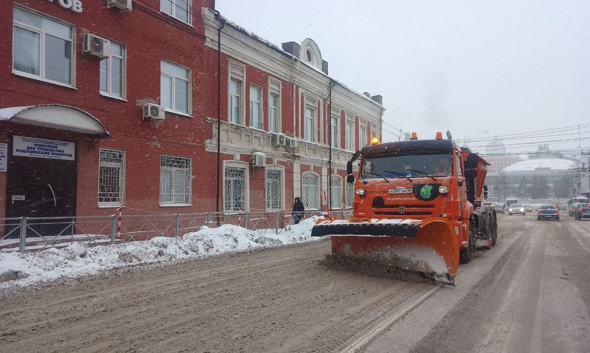    Улицы Курска чистят от снега 55 единиц спецтехники и 60 рабочих
