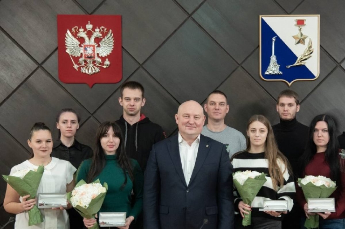    Губернатор Севастополя Михаил Развожаев с новосёлами.