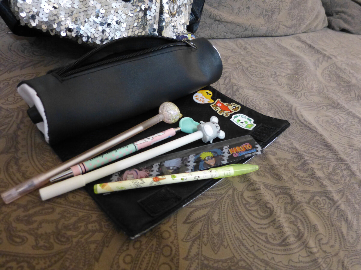 Виновница бардака - вот, зелененькая, после линейки лежит. Причем такими ручками уже по сто раз дети писали, и в школу я им их покупала оптом. Фото мое