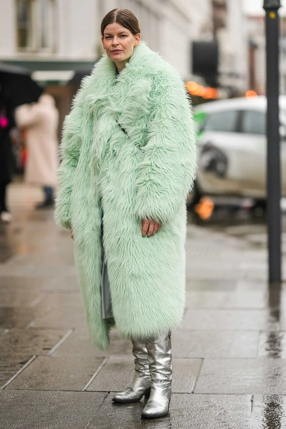 ❌ Мех в сочетании с оверсайзом добавляет лишнего объема. / pinterest.com