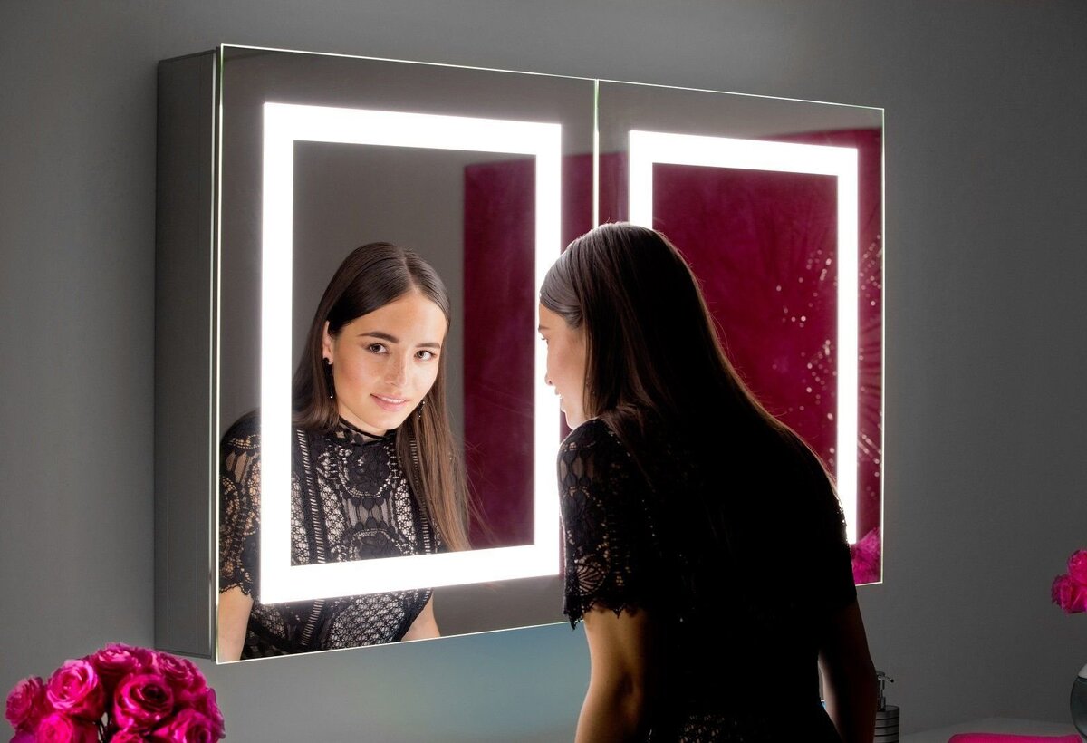 комната кривых зеркал. зеркальные картины. ремонт отражение. зеркала напротив друг друга. большое зеркало в интерьере.