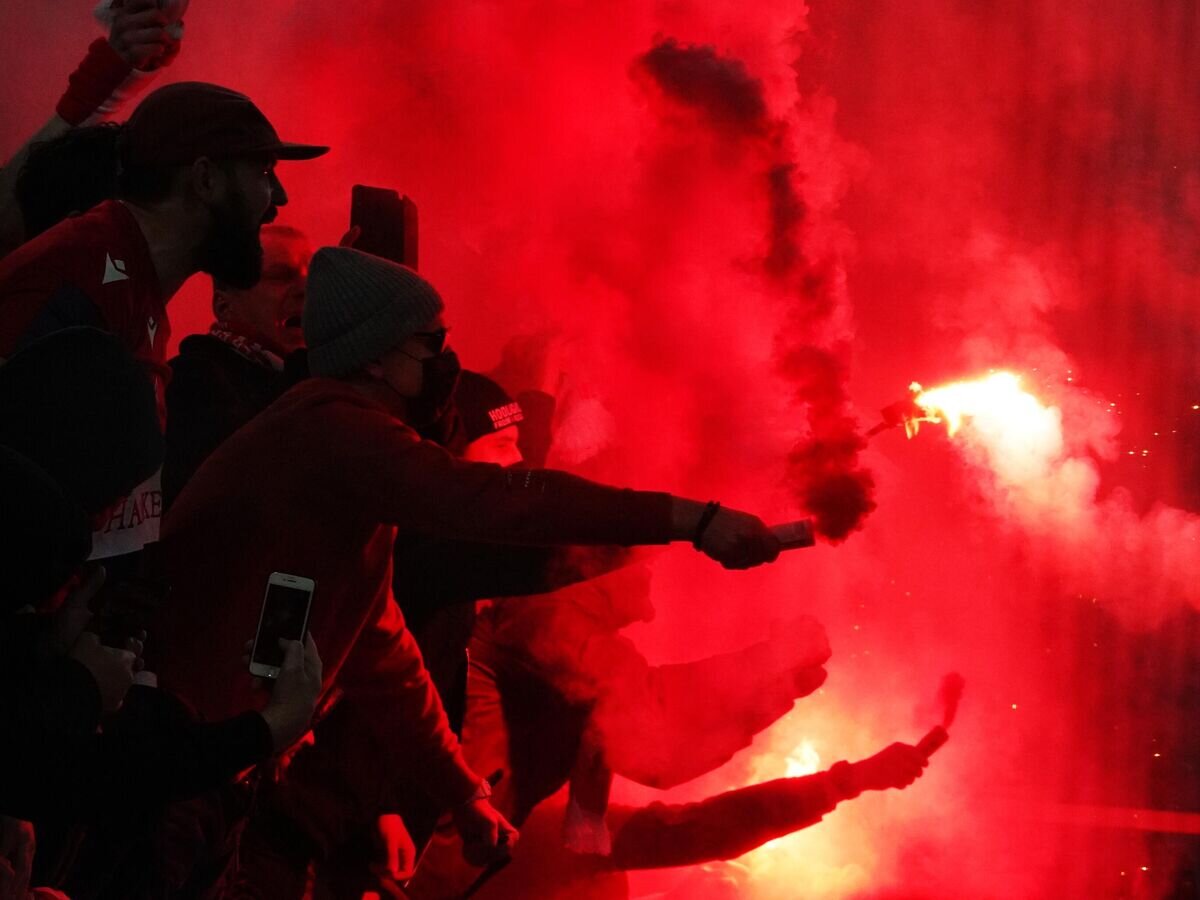    Болельщики жгут файеры в матче "Спартак" – ЦСКА© РИА Новости / Александр Вильф