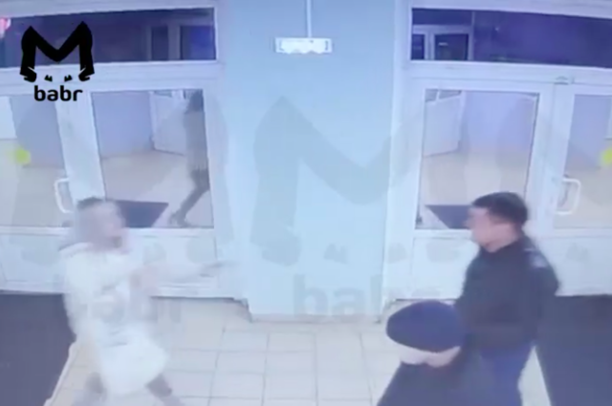    Мужчина побил супругу на глазах у школьников калининградского лицея