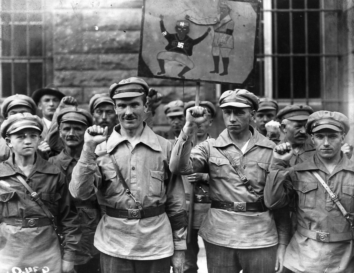 Установление интернационалистами этнической иерархии в РСФСР  
В январе 1918 г. большевики  приняли, как уже упоминалось выше, Декларацию прав трудящегося и эксплуатируемого народа. Этой декларацией татарам, башкирам, чувашам, коми, удмуртам и другим малым этносам, которые уже входили в состав великорусской нации была предоставлена возможность отделиться великорусской нации. Более того, как мы покажем далее, их принуждали к отделению и созданию собственных государственных образований. Соответствующим образом унитарная Российская республика, провозглашенная в феврале 1917 г. Временным правительством, трансформировалась в Федерацию советских национальных республик  (ФСНР). 

В июле 1918 г. была принята Конституция и ФСНР получила название Российская Социалистическая Федеративная Советская Республика (РСФСР). 

В этой Конституции большевики юридически закрепили за малыми титульными этносами право на создание своих собственных государственных образований. Великороссы права на создание собственного государственных образования не получили. Таким образом был сделан первый шаг по превращению великорусской нации в социальное образование более низкого разряда – русский народ.     
 
После принятия Конституции РСФСР этнические меньшинства начинают активно создавать свои автономные республики, края, области, округа,  а затем районы и сельсоветы. 

Первой в 1918 г. в РСФСР создается Туркестанская АССР. Жившие в этой новой автономии русские отделялись от ядра своего народа жившего на остальной части республики. Численность  русских в Туркестанской АССР была невелика, но именно из них состояли местные коммунистические организации. Руководство этих организаций занимало в основном русские национал-коммунистические позиции. Оно помогало доминировавшим в центре интернационалистам бороться с феодалами, которые претендовали на власть в Средней Азии. В Средней Азии были и национал-коммунисты из числа этнических меньшинств, но их число и влияние было крайне невелики. Среди всех выделялся казах Тулан Рыскулов, занимавший ряд высших постов в Туркестанской АССР. 

Одной из наиболее влиятельной в РСФСР оказалась татарско-башкирская национал-коммунистическая группировка. Руководителем и идеологом этой группировки выступал Мирсаид Султан-Галиев. Эта группировка создала Мусульманскую коммунистическую партию, которая вошла на федеративных началах в состав РКП(б). 

Мусульманские национал-коммунисты выступали за создание самостоятельной пантюркистской республики в различных форматах:  федерации Урало-Волжских республик; Общекавказской федерации, включавшей республики Закавказья и Северного Кавказа; Туранской республики, включавшей мусульманские республики Средней Азии; большой Казахской республики.  

В Поволжье политическое влияние мусульманских элит было настолько сильно, что они добились образована Башкирской АССР и Татарской АССР. 

Национал-большевики в центре, еще в период доминирования во власти интернационалистов,  вели борьбу с национал-коммунистами, стоящими на позициях ислама. В 1923 г. М. Султан-Галиев и целый ряд его соратников были репрессированы по инициативе И. Сталина. Турал Рыскулов и его сторонники подверглись репрессиям позже. Проект мусульманской республиканской автономии в рамках СССР был силовым путем пресечен.  
Интернационалисты при поддержке достаточно слабых национал-коммунистических группировок на местах, создают в составе РСФСР:  Башкирскую АССР(1919), Татарскую АССР (1920), Киргизскую АССР(1920)(выделяется из Туркестанской АССР), Дагестанскую АССР(1920), Крымскую АССР (1921), Якутскую АССР(1922), Бурятскую АССР(1923), Карельскую АССР(1923), АССР Немцев Поволжья(1923), Чувашскую АССР(1925), Казакскую АССР(переименована из Киргизской АССР)(1926), Каракалпакскую АССР(1932), Мордовскую АССР(1930), Удмуртскую АССР (1934), Калмыкскую АССР(1935), Кабардино-Балкарскую АССР(1936), Коми АССР(1936), Марийскую АССР(1936), Северо-Осетинскую АССР(1936), Чечено-Ингушскую АССР(1936). 

Таким образом элиты башкир, татар, киргизов, дагестанцев, крымских татар, якутов, бурят, карелов, немцев Поволжья, чувашей, казахов, каракалпаков, мордвы, удмуртов, калмыков, кабардинцев, балкар, коми, марийцев, осетин, чеченцев, ингушей получают возможность беспрепятственно строить свои собственные народы. Эта возможность заключалась в праве на образование собственных органов власти и управления, принятия собственного гражданства, собственной конституции, в праве издавать собственные законы, в возможности тратить часть собираемых в бюджет средств на финансирование собственных социальных институтов и обеспечивать через это занятость собственной интеллигенции. Из социальных инструментов титульные этнические меньшинства наделялись правом на собственный флаг и герб. Гимны большевики не стали конструировать для государств новоделов, поскольку большинство учреждавших их этносов не имели развитой поэзии и собственной музыкальной культуры, требовавшихся для создания гимна.

Всего этого было достаточно для того, чтобы перечисленные титульные этносы могли развиваться от стадии племя или народность до стадии народ. 

Большевиками молчаливо предполагали, что процесс формирования малыми титульными этносами своих народов будет идти длительное время и в этот промежуток можно будет успеть построить советскую нацию. 

