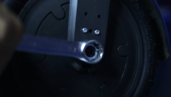 Фото 3. Откручиваем гайку справа