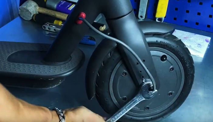 Фото 4. Откручиваем гайку слева