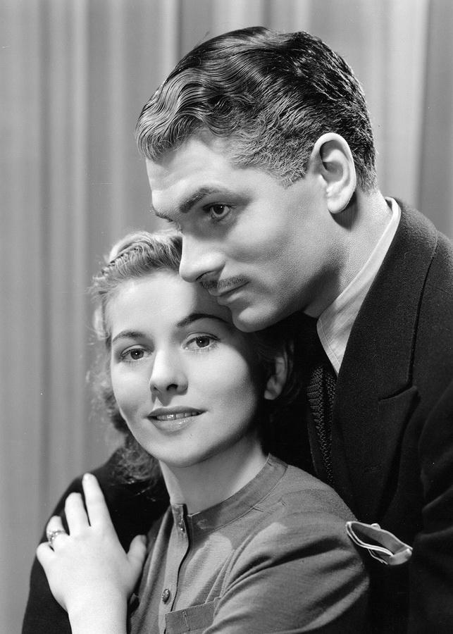 Сегодня в статье будут кадры из фильма "Ребекка" 1940 г., потому что я думаю, что Хичкок лучше передал атмосферу книги, чем обложки, которые я смогла найти