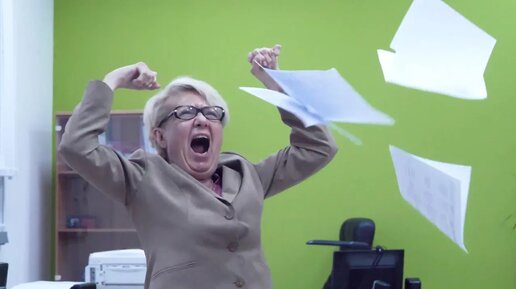 человек в офисе изучает налоговый кодекс с озадаченным выражением лица