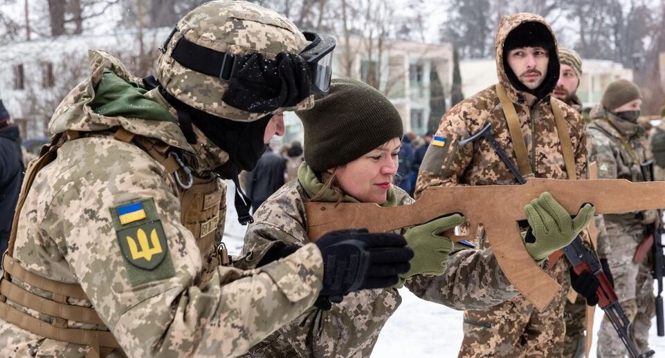 Женщина учится держать винтовку во время учений. Фото: Keystone Press Agency📷
