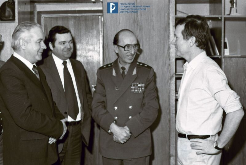 О.Г. Газенко (2-й справа) в Институте медико-биологических проблем. 1982 г. РГАНТД. Арх. № 0-9148.