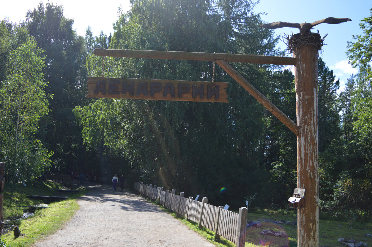 Обратите внимание на птицу на столбе, тоже из дерева.