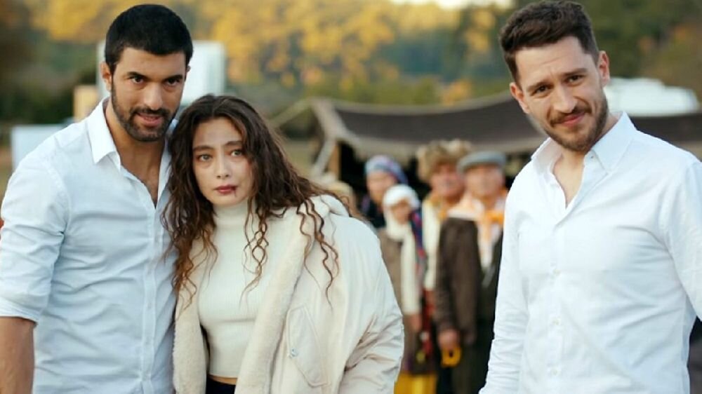 https://allturkserials.com/wp-content/uploads/2021/04/engin_akyurek_neslihan_atagyul_uraz_kajgylaroglu_doch_posla_21_01.jpg