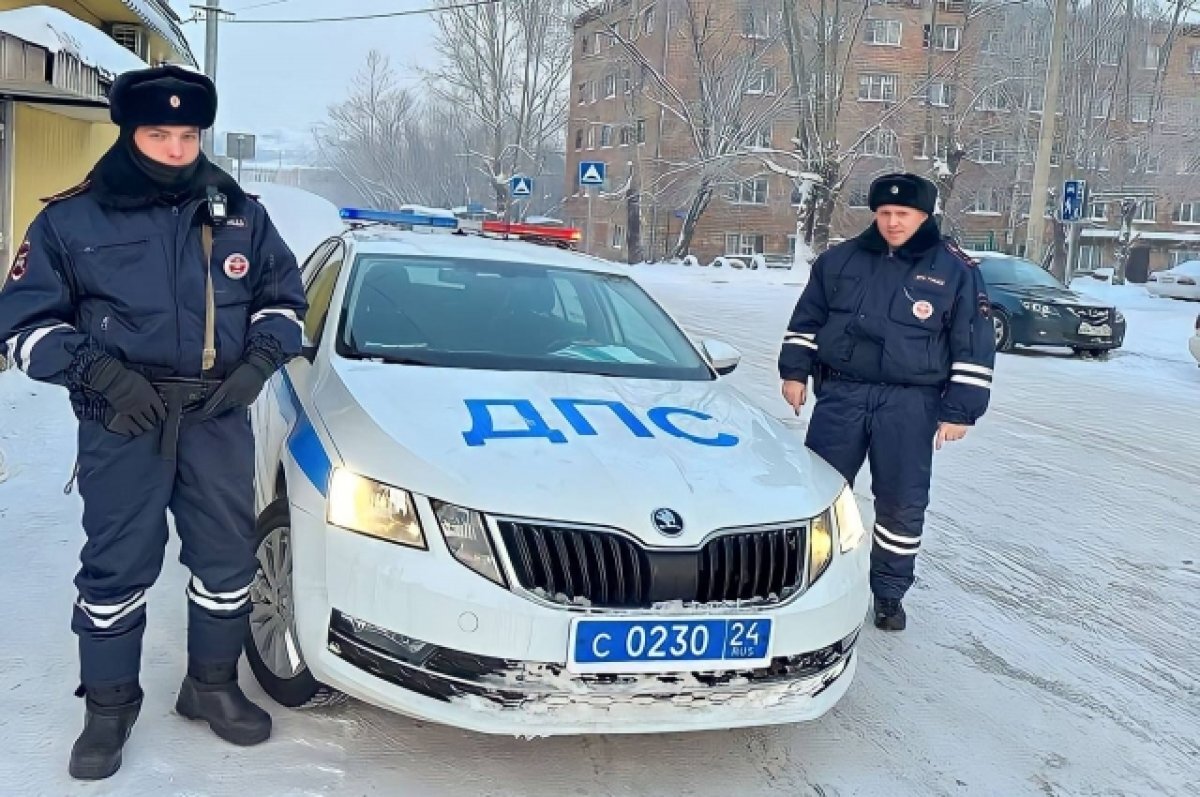    Инспекторы ДПС, оказавшие помощь дальнобойщику.
