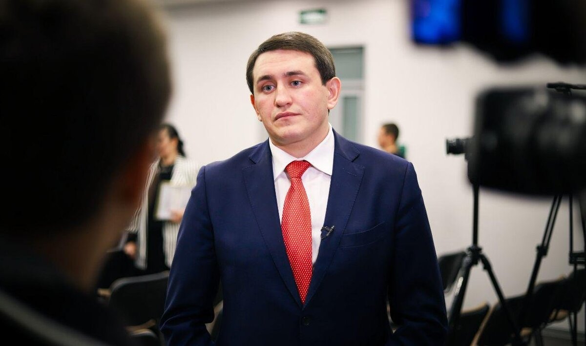 Политик на б