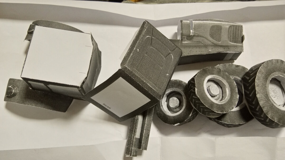 Все наши детали. Модель из бумаги трактора John Deere 6615. Личное фото.