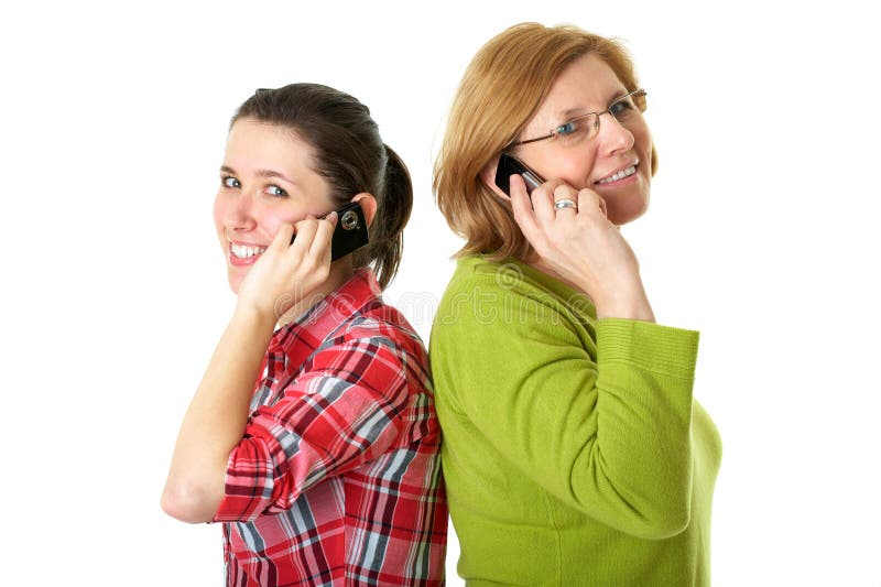 Мамка разговаривает по телефону. Дочь разговаривает с телефоном. Мама и дочка. Дочь разговаривает по телефону с мамой. Разгов с мамой по телефону.