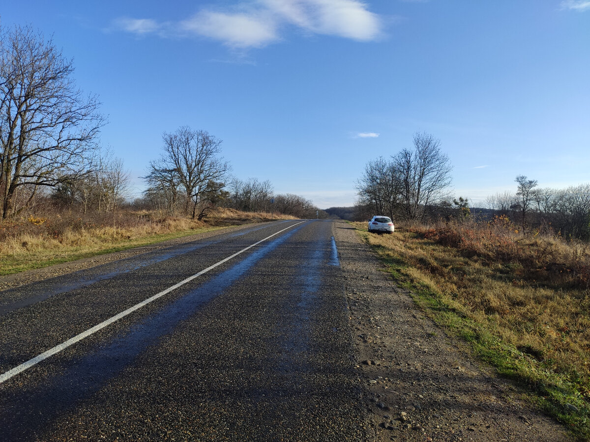 Находим твёрдый грунт на обочине и оставляем машину.