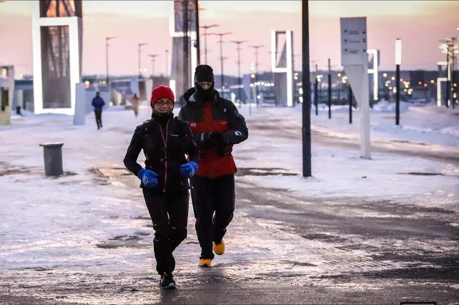 Позади меня на фото Стас - бежал свой первый полумарафон. Чуть позже к нам присоединятся ещё два бегуна, из Тольятти.