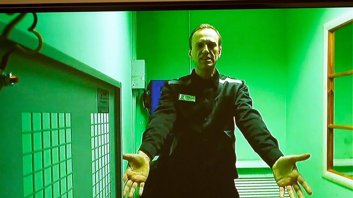     11 декабря появились сообщения о том, что Алексей Навальный * пропал из колонии №6 в поселке Мелехово во Владимирской области. Об этом сообщили в соцсетях его адвокаты. Соратники информируют, что не могут с ним связаться последние дни.