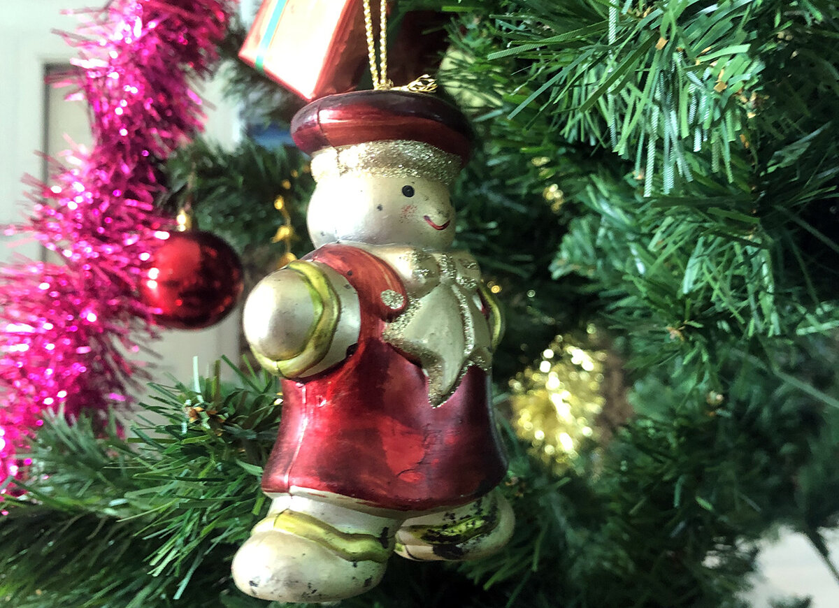 На елку стоит вешать яркие игрушки из стекла, металла или дерева.  Фото: Фото: ФедералПресс / Валерия Черная