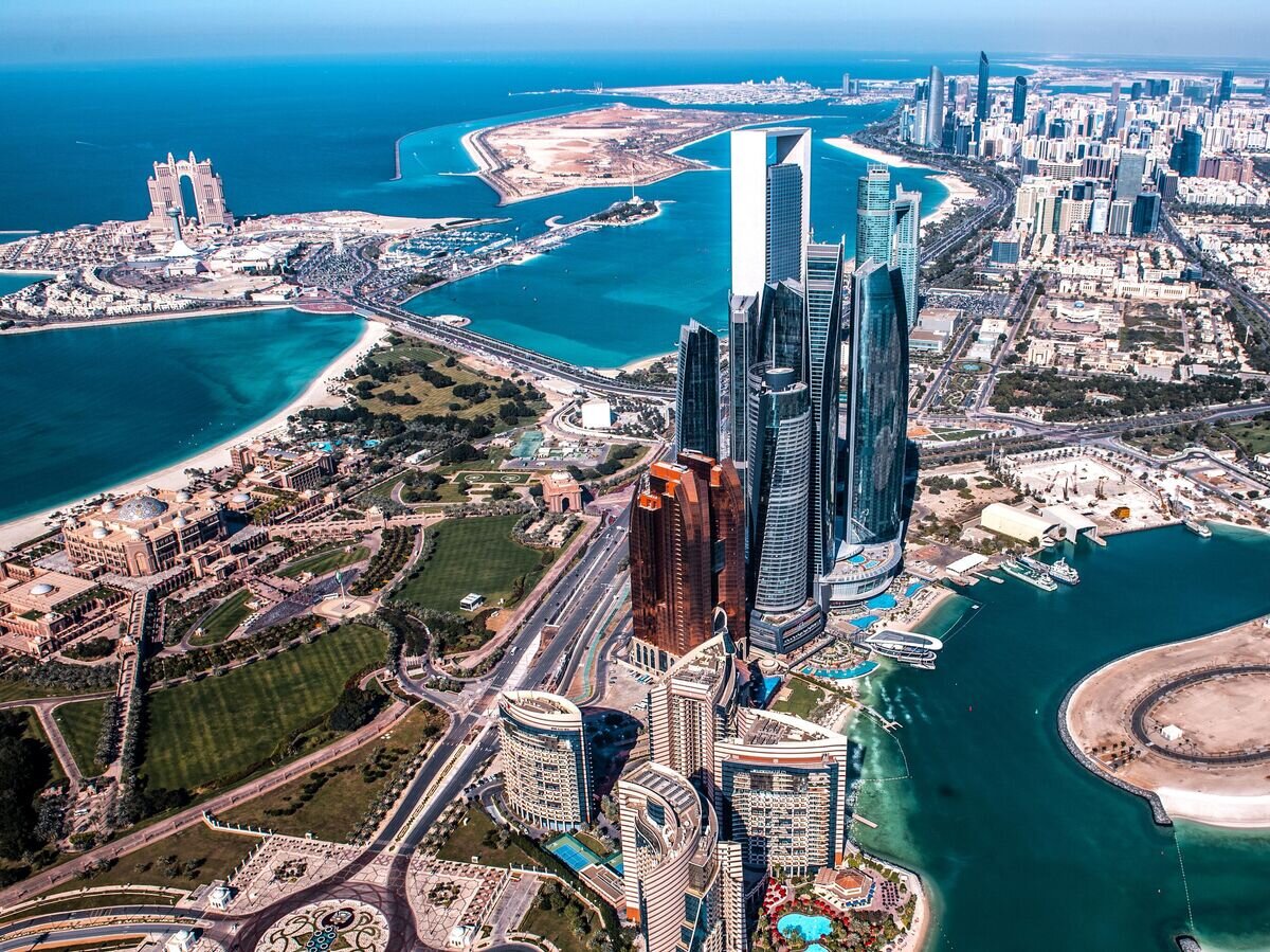    Вид на Абу-Даби, ОАЭ© iStock.com / EXTREME-PHOTOGRAPHER