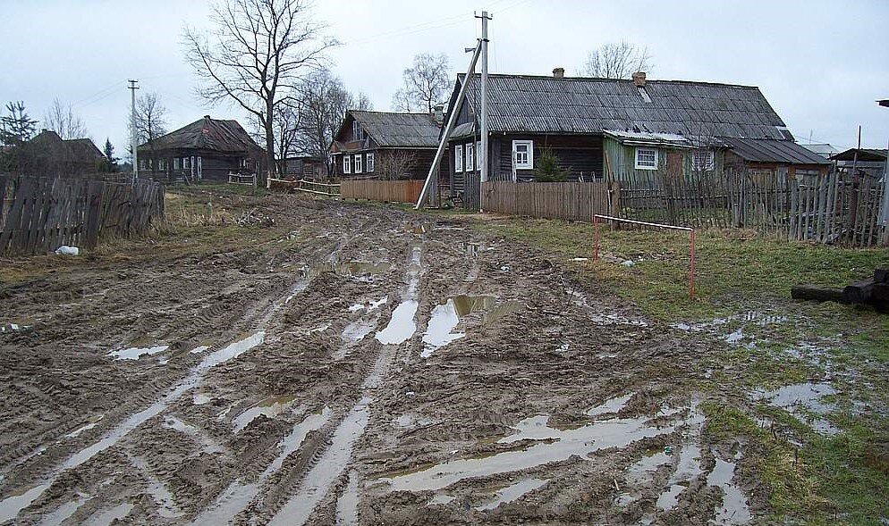 Российская деревня грязь разруха. Деревня грязь глубинка. Бедная деревня. Нищие деревни России.