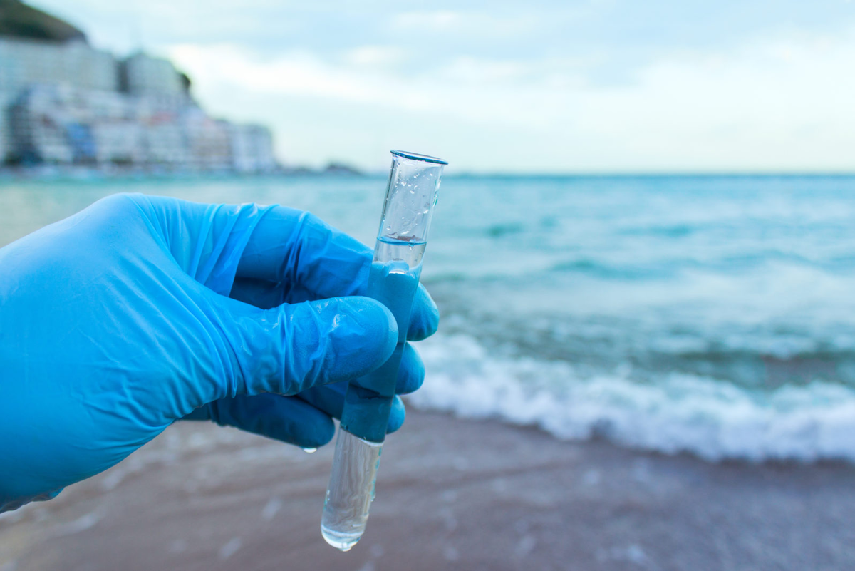 Материалы в морской воде. Качество воды. Забор проб воды. Отбор проб воды. Вода в пробирке.