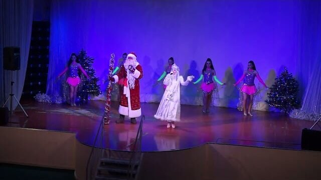 Кадр из видео с песней-переделкой «Хали-гали, паратрупер» («Леприконсы») для Деда Мороза и Снегурочки на Новый год