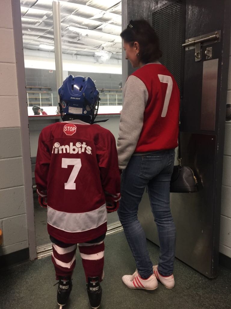 Наш средний сын Эрик - впервые выходит на лед. 