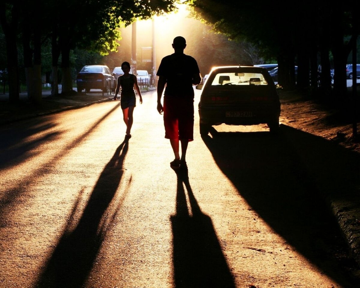 Работайте с доступным светом и подумайте, как извлечь максимальную пользу из ситуации. Этого можно достичь с помощью теней, формы и композиции сцены