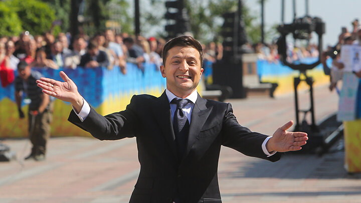 А КАК ВСЁ НАЧИНАЛОСЬ! НАРОДНАЯ ЛЮБОВЬ, ИНТЕРЕС ЗАПАДА... И КУДА ВСЁ ДЕЛОСЬ ВСЕГО-ТО ЗА ОДИН ПРЕЗИДЕНТСКИЙ СРОК.... ФОТО: SERGII KHARCHENKO/ZUMAPRESS.COM