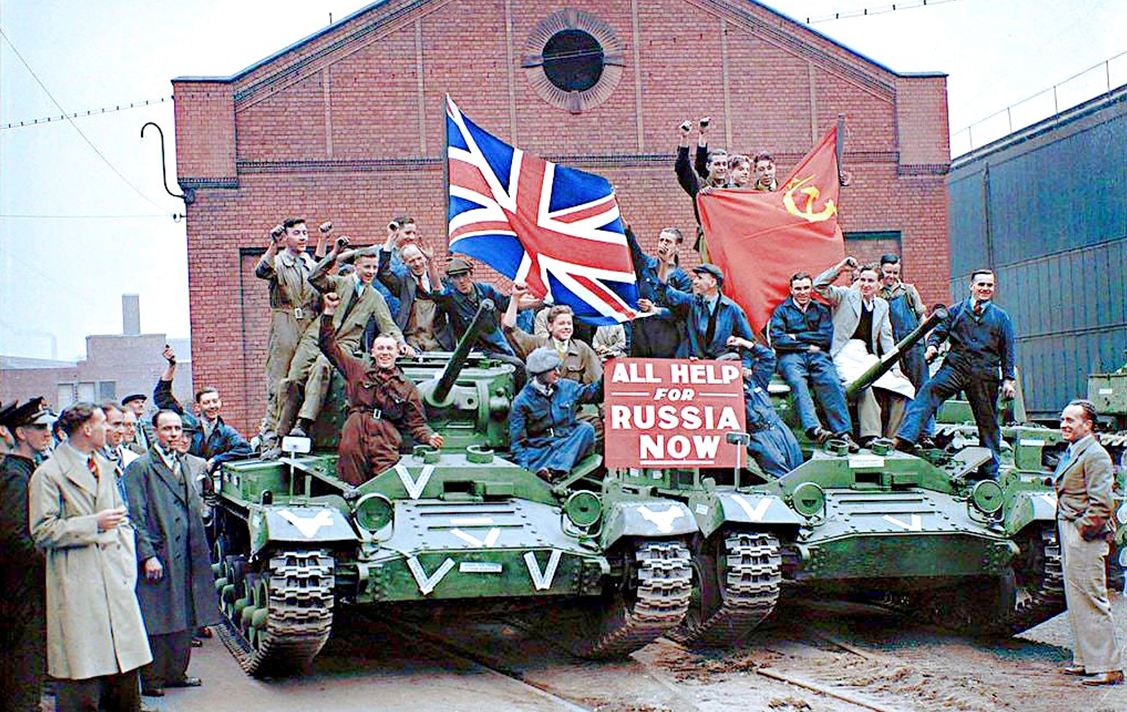 Сотрудники Бирмингемской железнодорожной транспортной компании отмечают отправку первых танков Valentine MK2 в СССР, Сметвик, 22 сентября 1941 г.