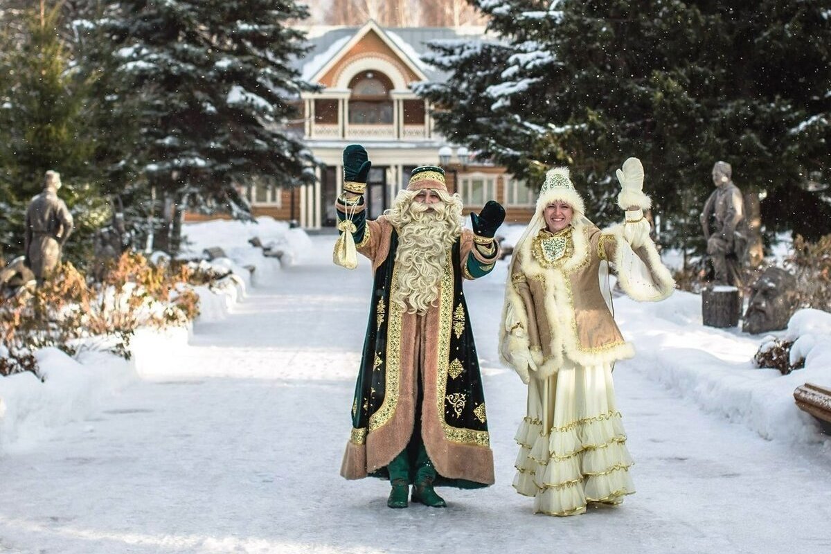 Дед Мороз и Снегурочка из Татарстана. Фото с сайта dedmorozit.ru