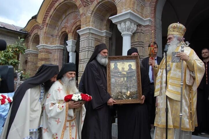 - Δεν έχω καμία αμφιβολία για τη βοήθεια της Υπεραγίας Θεοτόκου και του Χριστού, που βοηθούν όσους ζητούν σε διάφορα μέρη του κόσμου.  Μέσω των προσευχών της Αγνότερης Μητέρας Του, ο Κύριος ανέστησε το παιδί - τι μπορεί να προστεθεί σε αυτό; -2