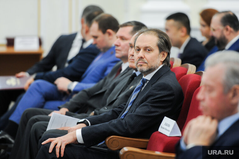    Владимир Сысоев начал строить новую команду опытных политиков