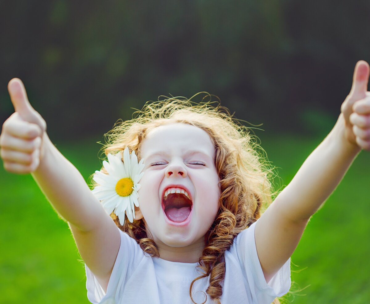 Счастье это положительная эмоция. Счастливый ребенок. Дети смеются. Эмоция радость. Счастливое лицо.