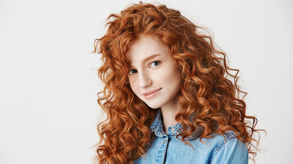    Кудри превращаются в "гнездо" после ночи? Как проснуться с красивыми завитками© Freepik | cookie_studio