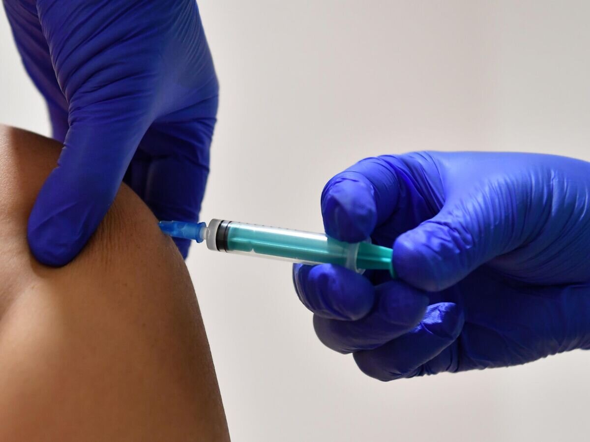    Женщина прививается от COVID-19© РИА Новости / Максим Богодвид