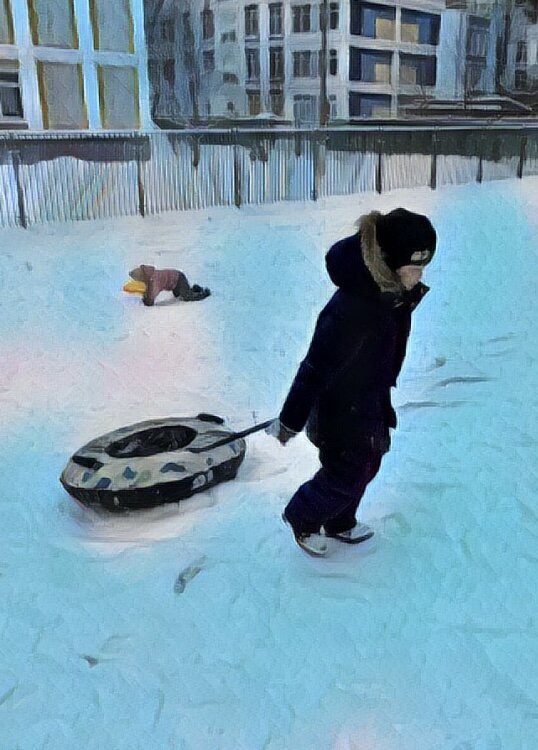 Со временем полюбил кататься с горы на ватрушке.