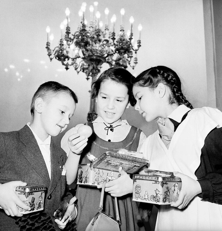 Советские дети рассматривают подарки, сладкий подарок, полученные на елке в Кремле .  Фото Д. Шоломович ГлавАрхив Москвы 1958 год