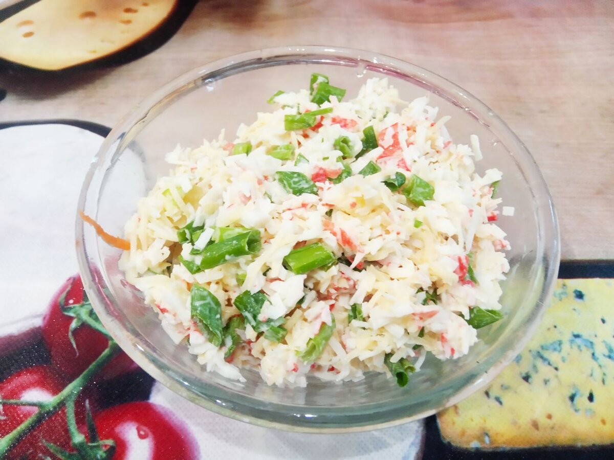 Начинка из крабовых палочек, сыра, яиц, лука, чеснока и майонеза