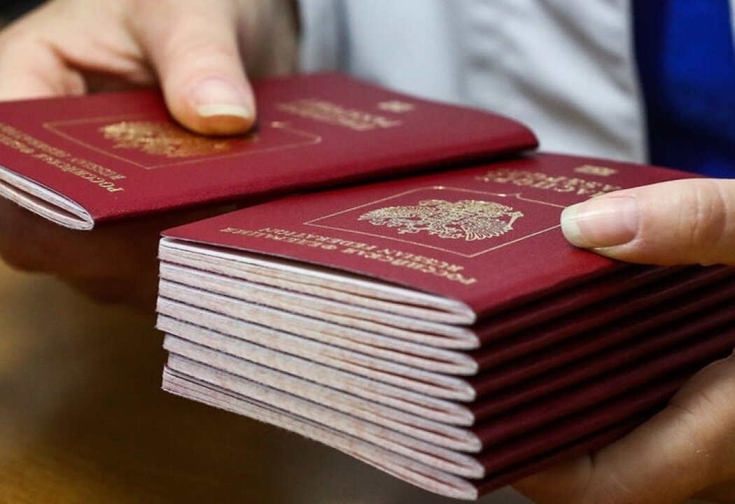    Для граждан РФ заработали правила сдачи загранпаспортов при запрете на выезд